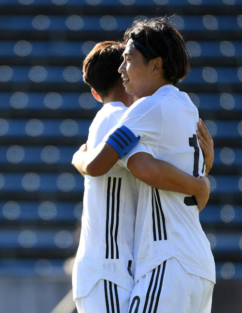 日本対香港　後半、ゴールを決めチームメートとタッチと抱き合う郷家（右）（撮影・横山健太）