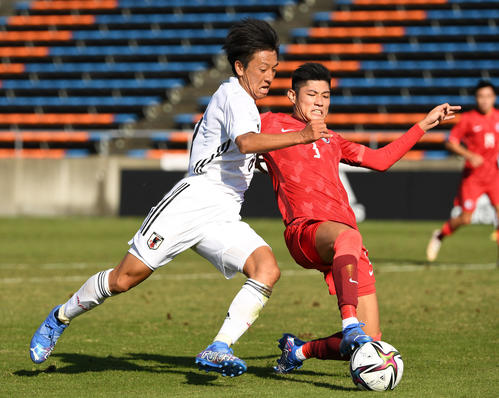 日本対香港　前半、競り合う松岡（左）（撮影・横山健太）