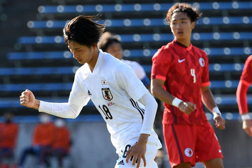 日本対香港　後半、ゴールを決めガッツポーズする藤尾（撮影・横山健太）