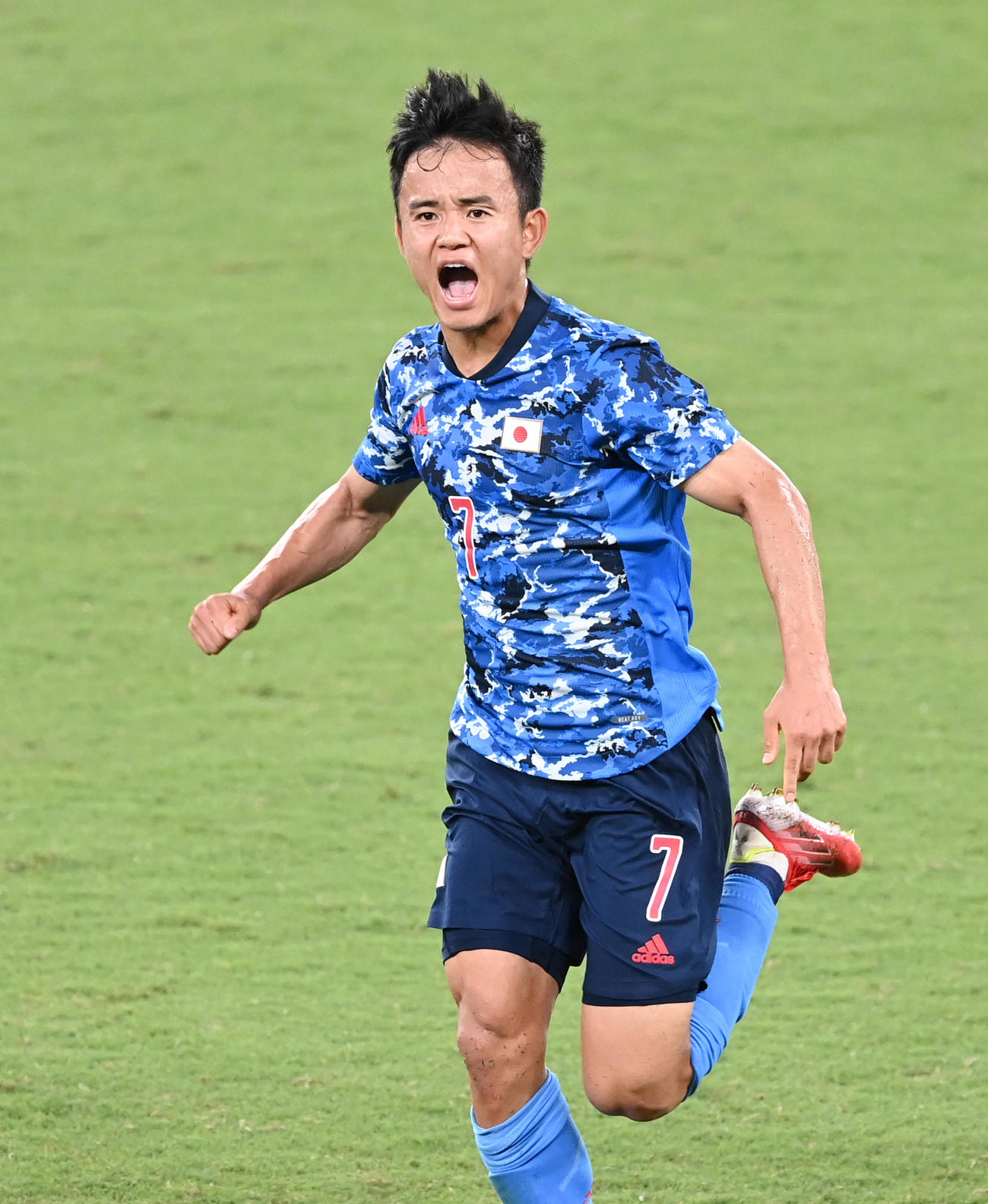 雄たけびを上げる久保建英（2021年7月22日撮影）