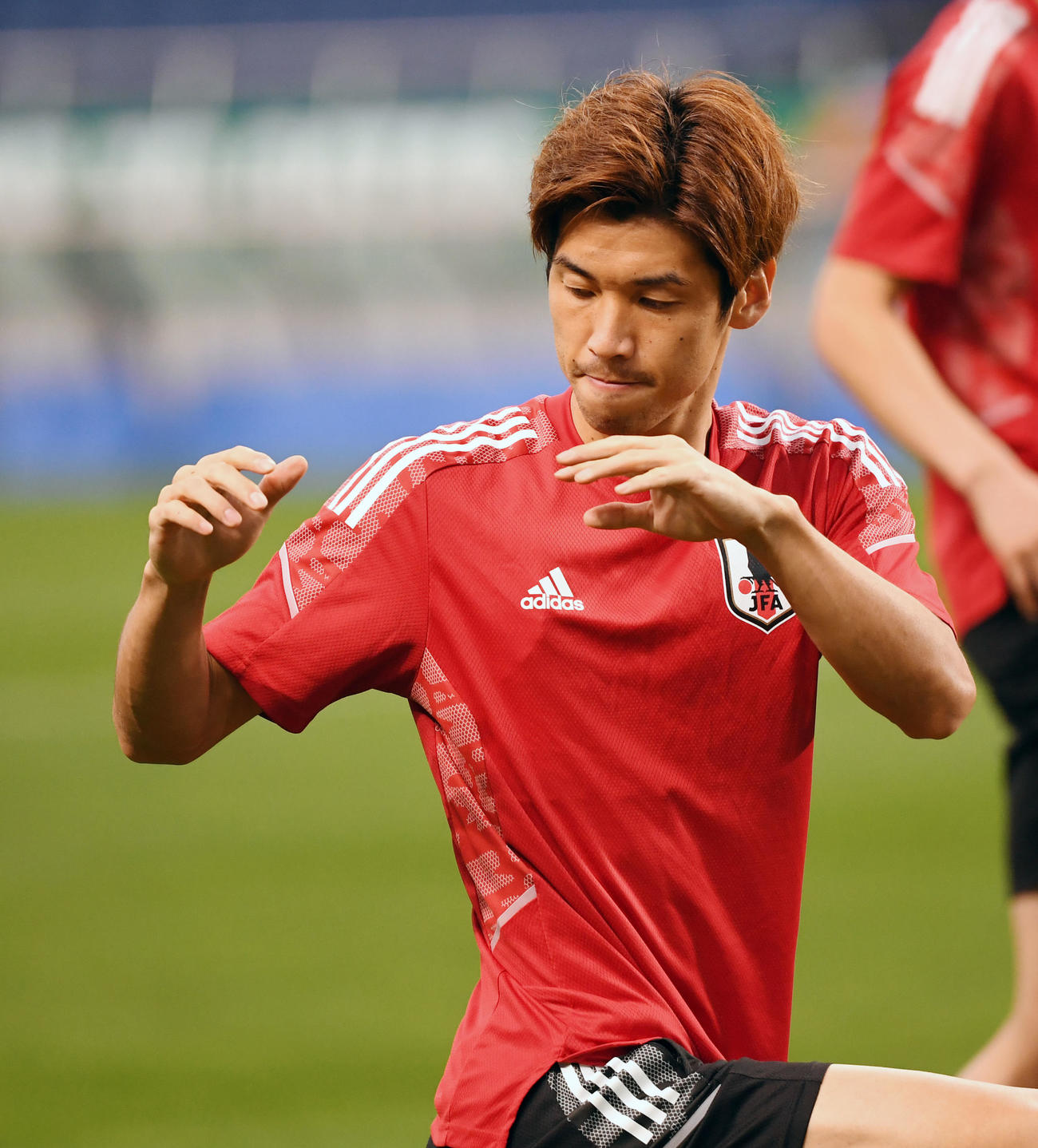 ストレッチをする大迫勇也（2021年10月11日撮影）