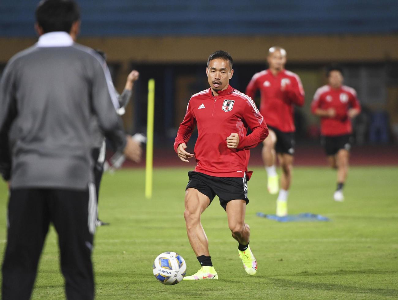 ベトナム戦に向け、調整する長友（中央）ら（C）JFA（共同）