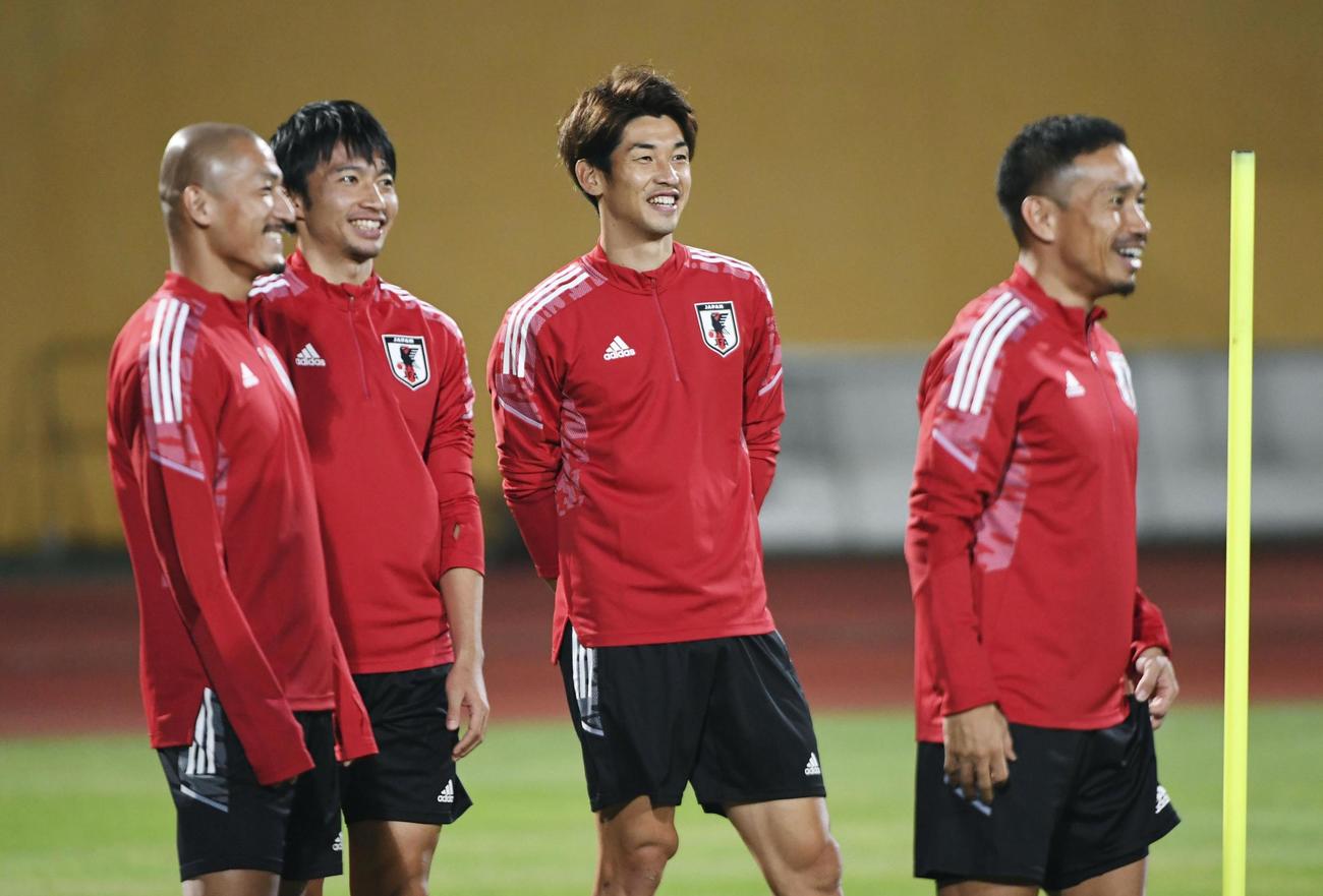 ベトナム戦に向けた初練習で、笑顔を見せる大迫（右から2人目）ら（C）JFA（共同）