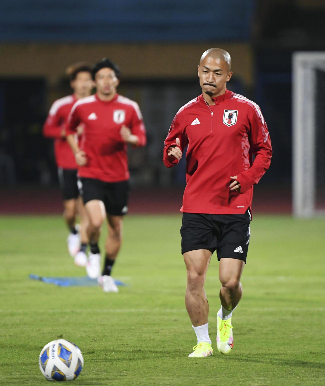 ベトナム戦に向け、調整する前田（手前）ら（C）JFA（共同）