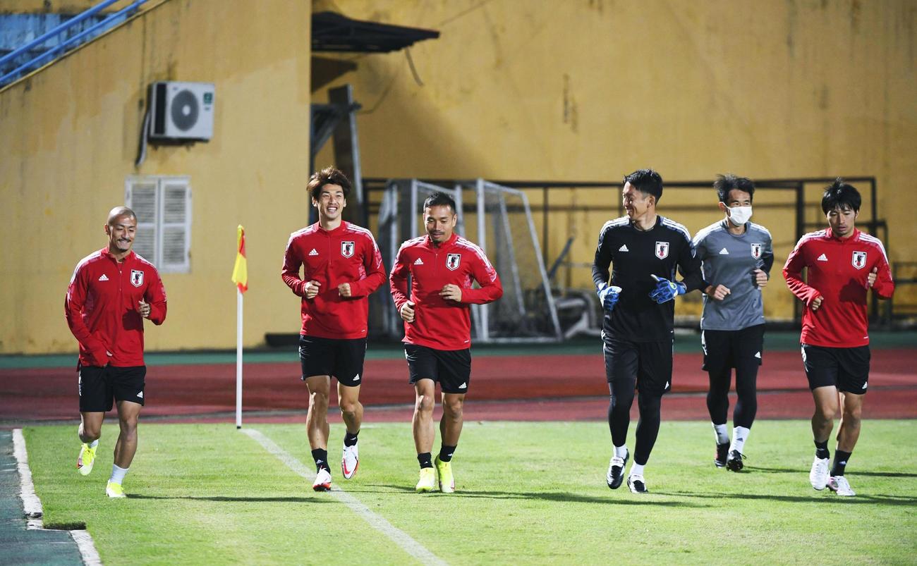ベトナム戦に向け、調整する大迫（左から2人目）ら（C）JFA（共同）