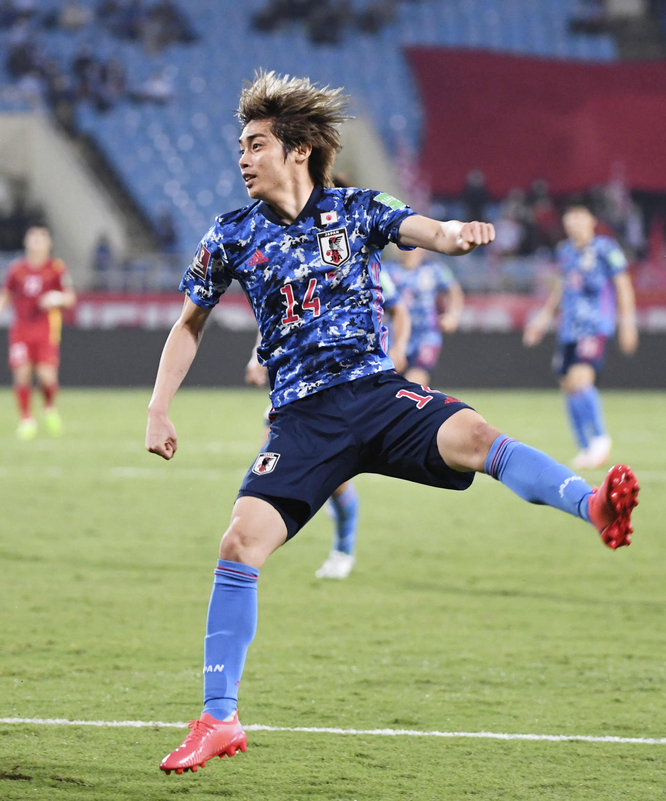 日本対ベトナム　前半、シュートを放つ伊東（C）JFA（共同）