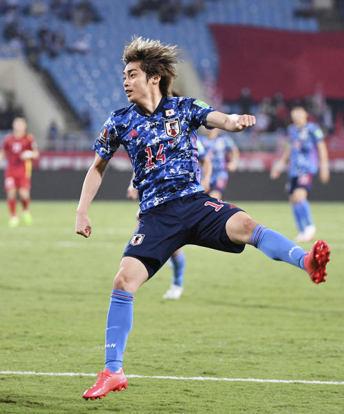 日本対ベトナム　前半、シュートを放つ伊東（C）JFA（共同）