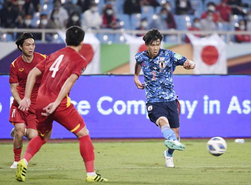 日本対ベトナム　前半、攻め込む山根（右）（C）JFA（共同）