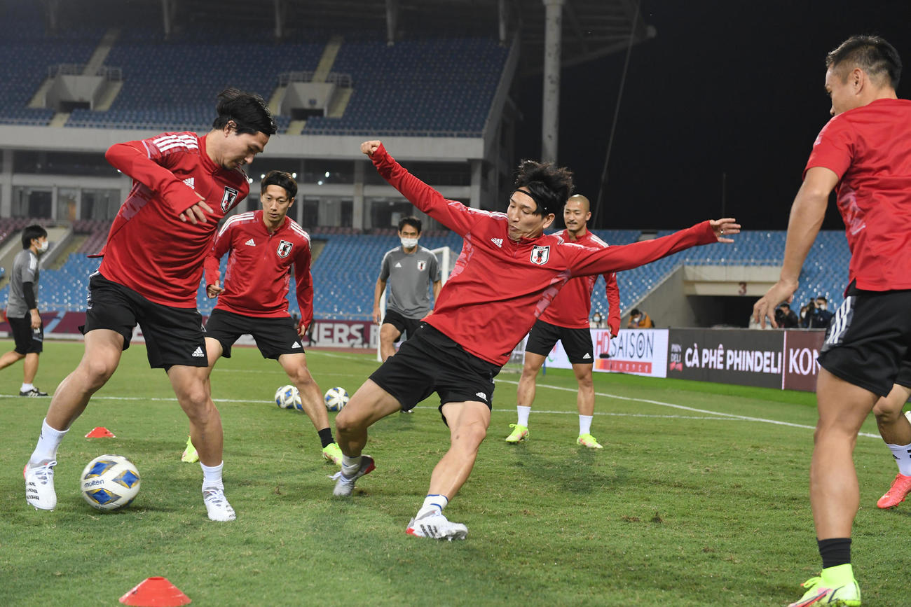 公式練習に臨む原口（中央）ら日本代表イレブン（C）JFA