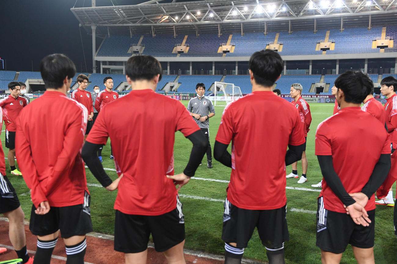 公式練習でイレブンを鼓舞する日本代表森保監督（中央）（C）JFA