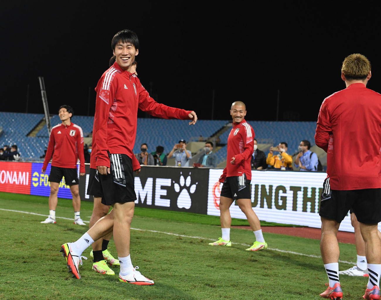 公式練習で笑顔を見せる鎌田大地（左）ら日本代表イレブン（C）JFA