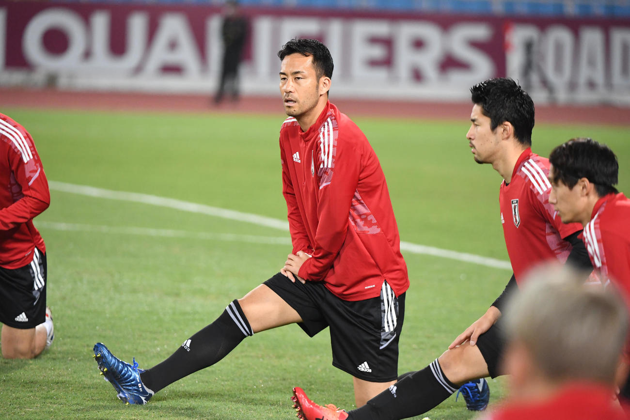公式練習に臨む吉田（中央）ら日本代表イレブン（C）JFA