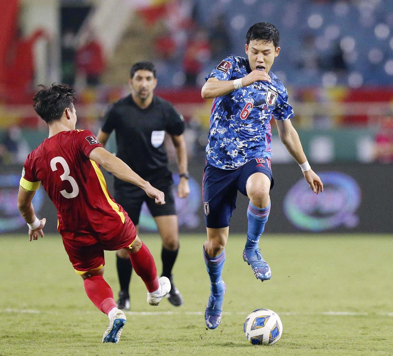 日本対ベトナム　前半、攻め込む遠藤（右）（C）JFA