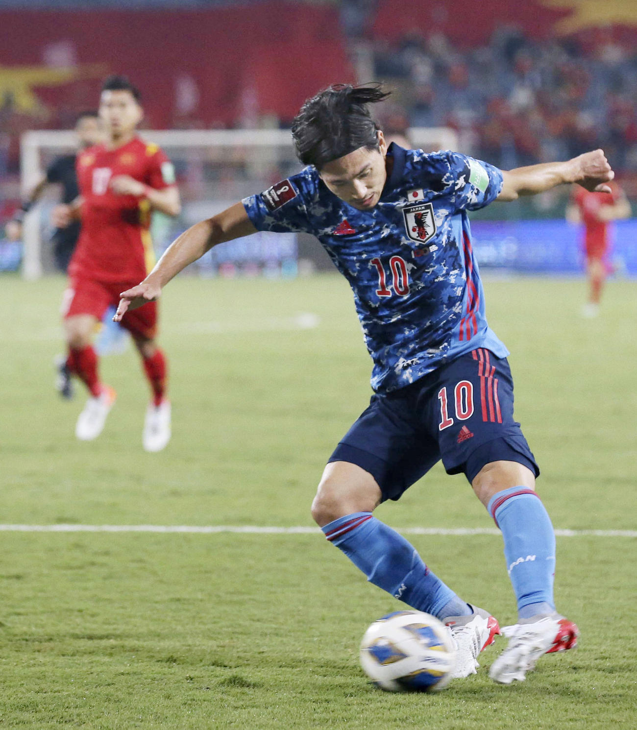 日本対ベトナム　前半、ゴールを狙う南野（C）JFA