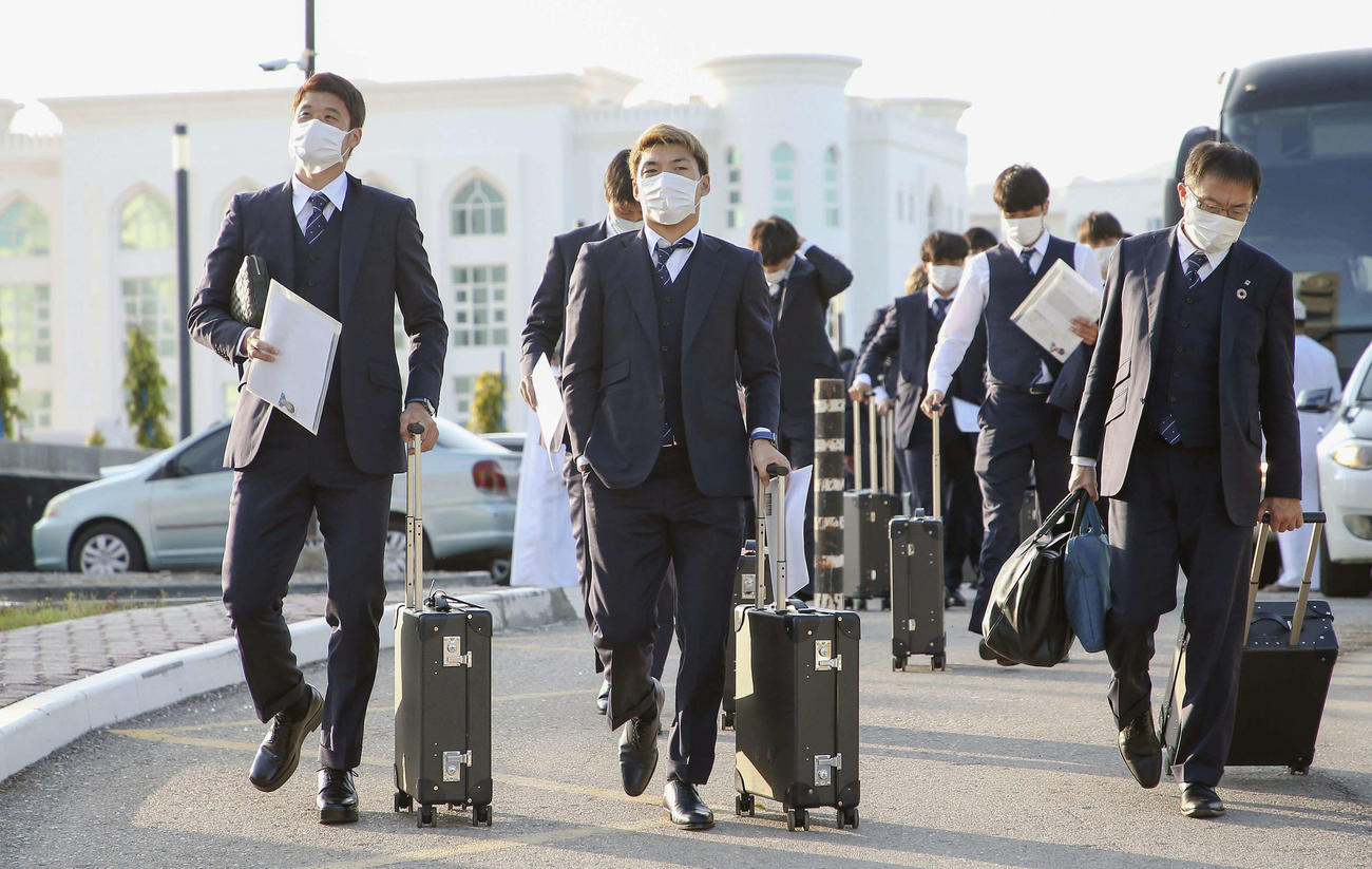 オマーン戦に向けて移動する日本代表の、左から酒井、堂安ら（C）JFA