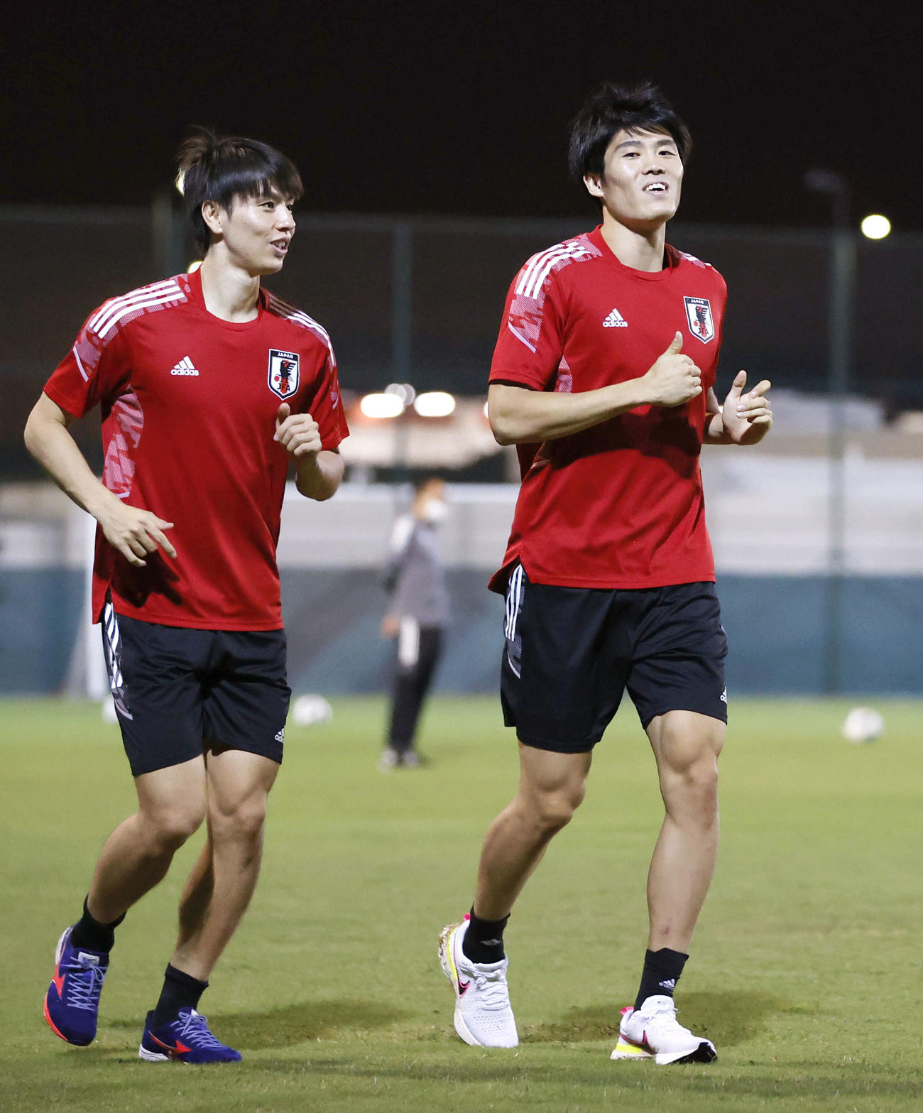 オマーン戦に向け、調整する田中（左）と冨安（共同）