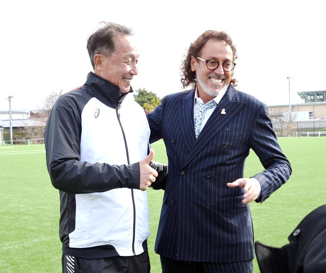 笑顔で会話するラモス氏（右）と柱谷氏