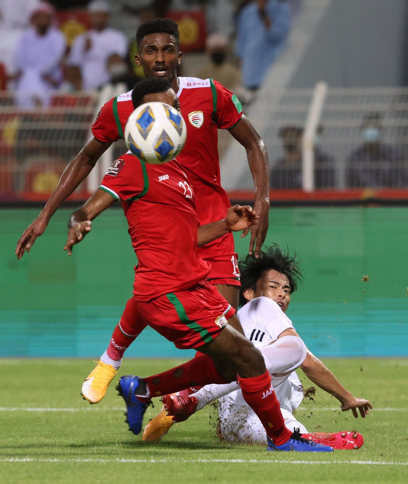 相手選手にタックルを仕掛ける三笘（ロイター）