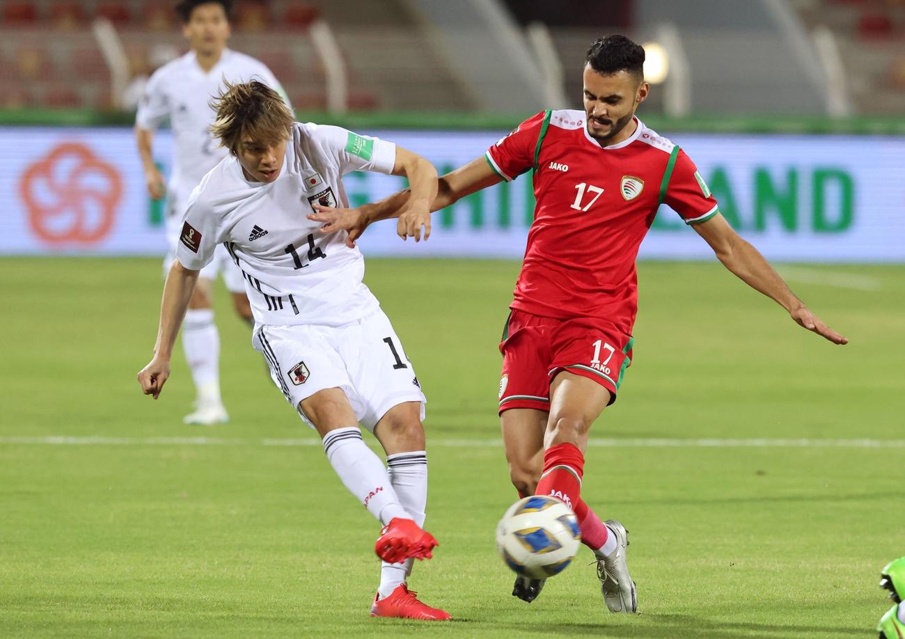 オマーン戦でプレーする伊東（左）（ロイター）