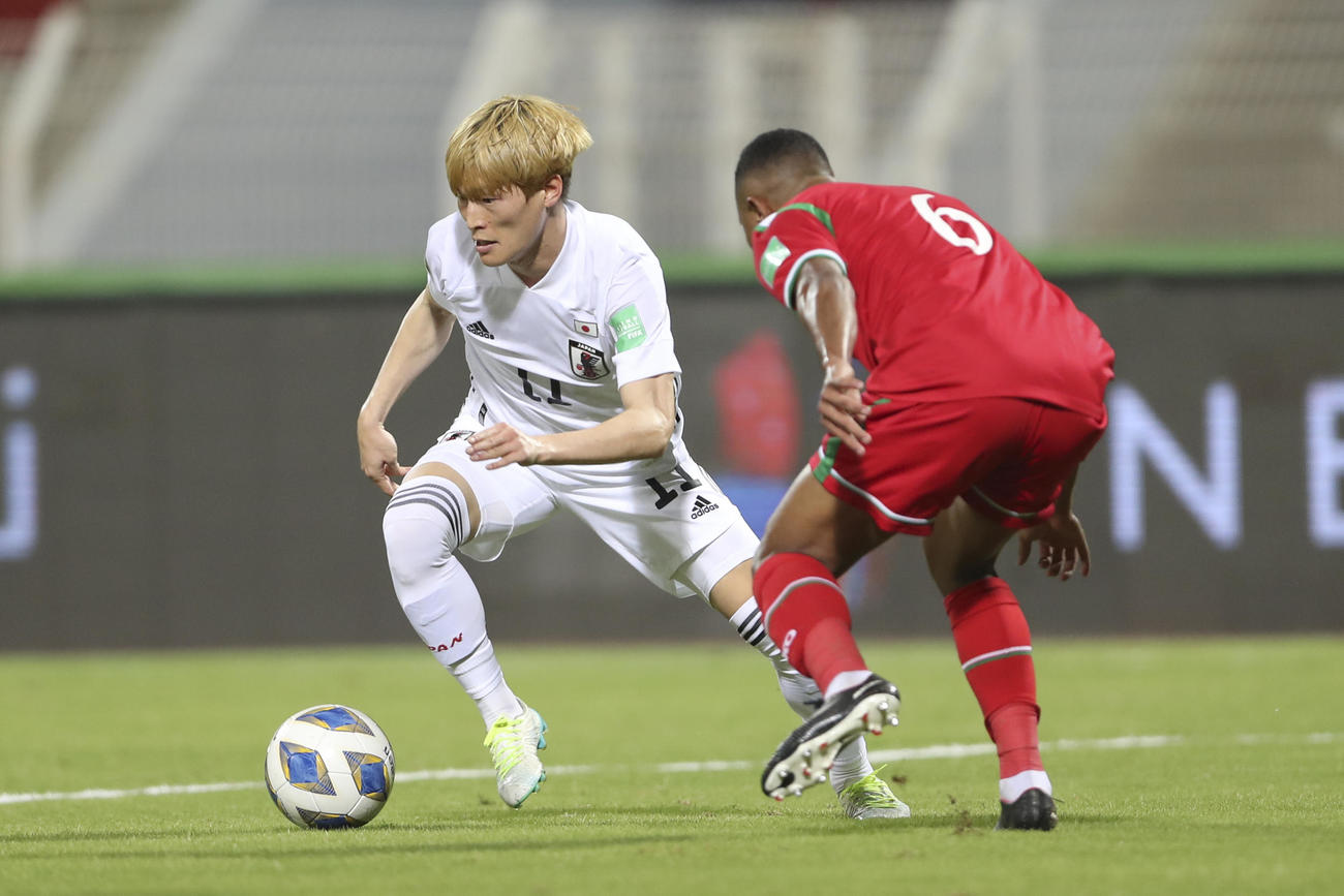 オマーン戦でドリブルする古橋亨梧（ロイター）