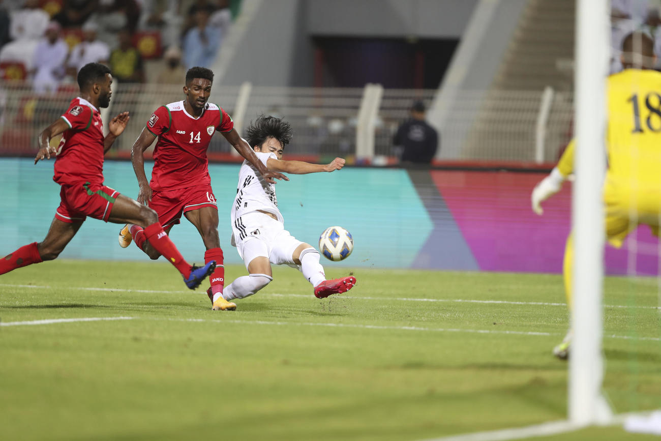 左足でクロスを上げる三笘薫（ロイター）