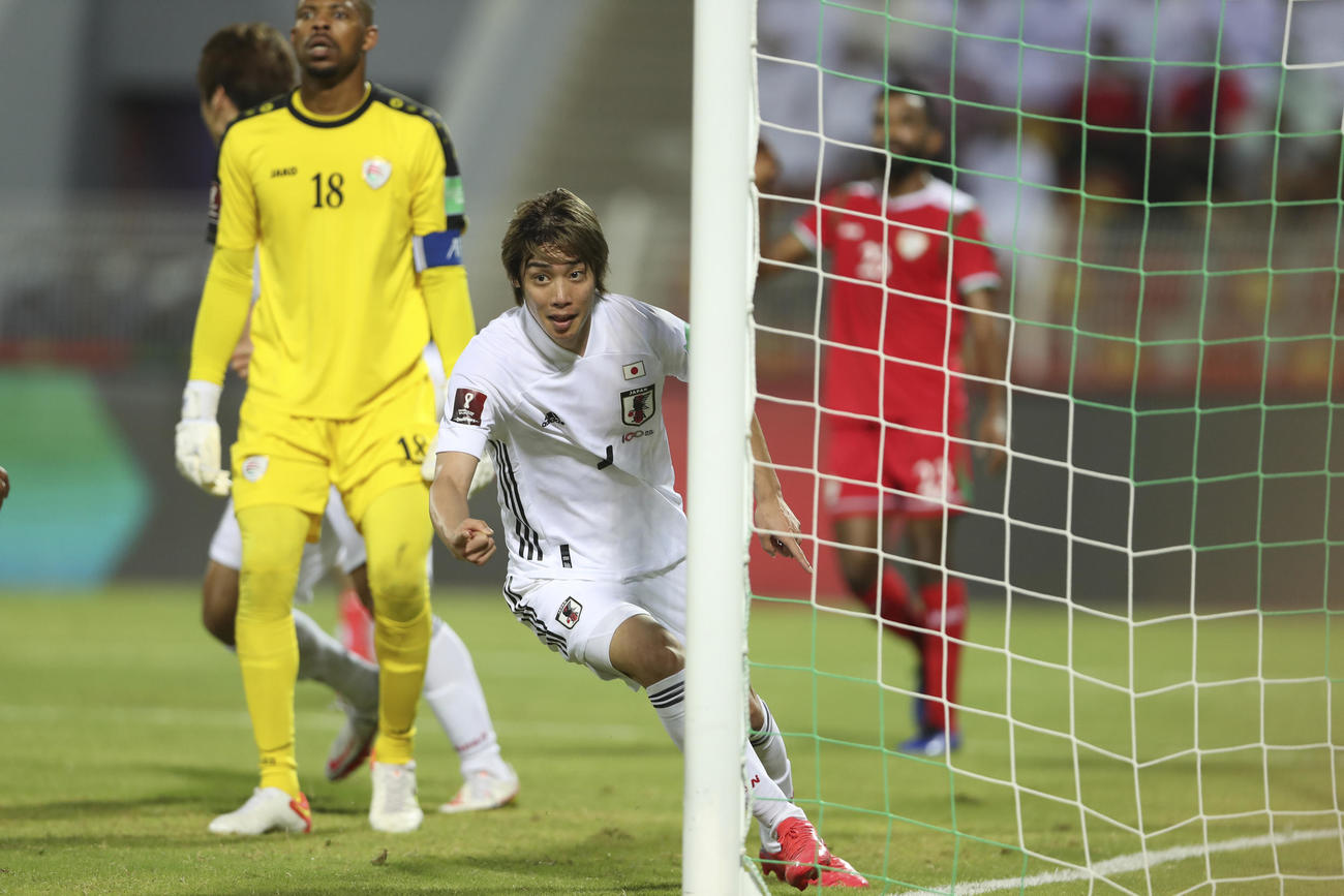 決勝ゴールを決めて駆け出す伊東（AP）