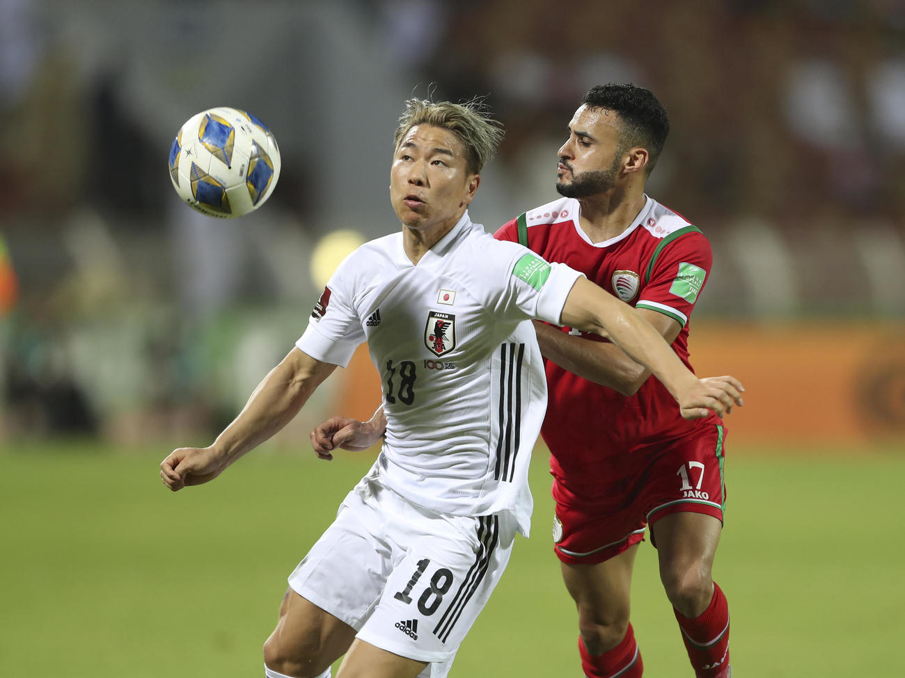 競り合う浅野（左）（AP）