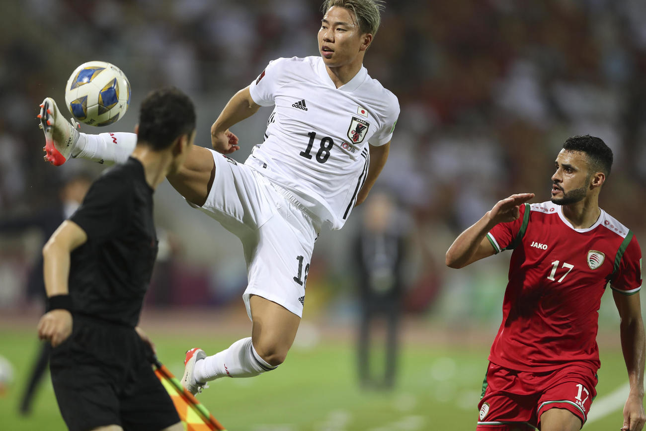空中でボールをコントロールする浅野（AP）