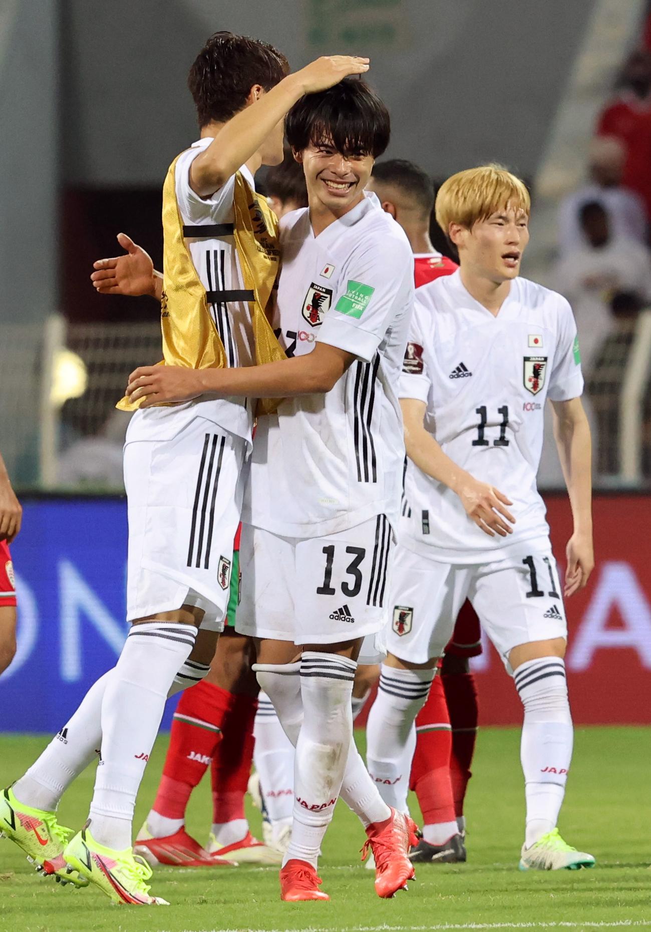 試合終了後、頭をポンポンされる三笘（ロイター）