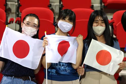 オマーン戦を前に日の丸を掲げる日本サポーター（ロイター）