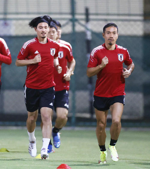 14日、オマーン戦に向けて調整する南野（左）と長友ら（共同）