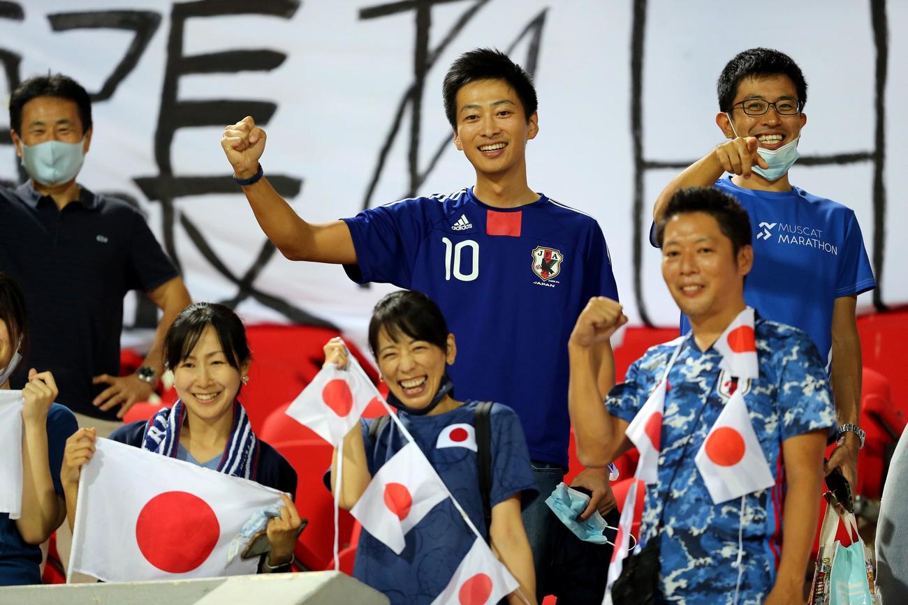 オマーン戦で応援する日本サポーター（ロイター）