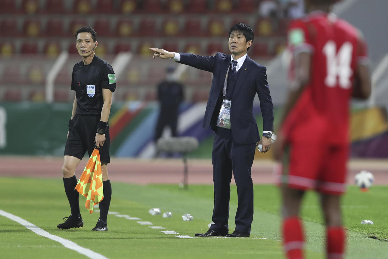 指示を出す森保一監督（中央）（AP）