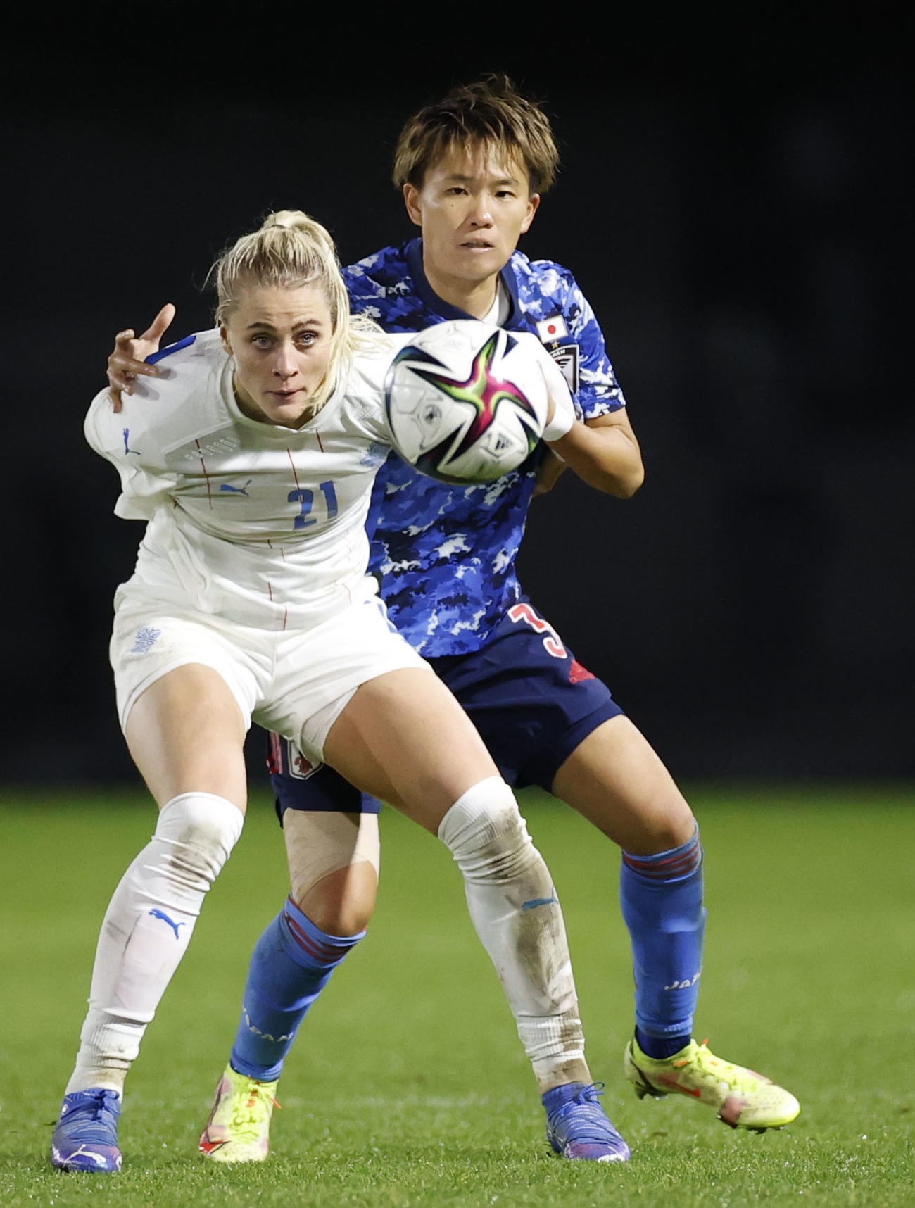 日本―アイスランド　後半、競り合う南（右）＝アルメレ（共同）