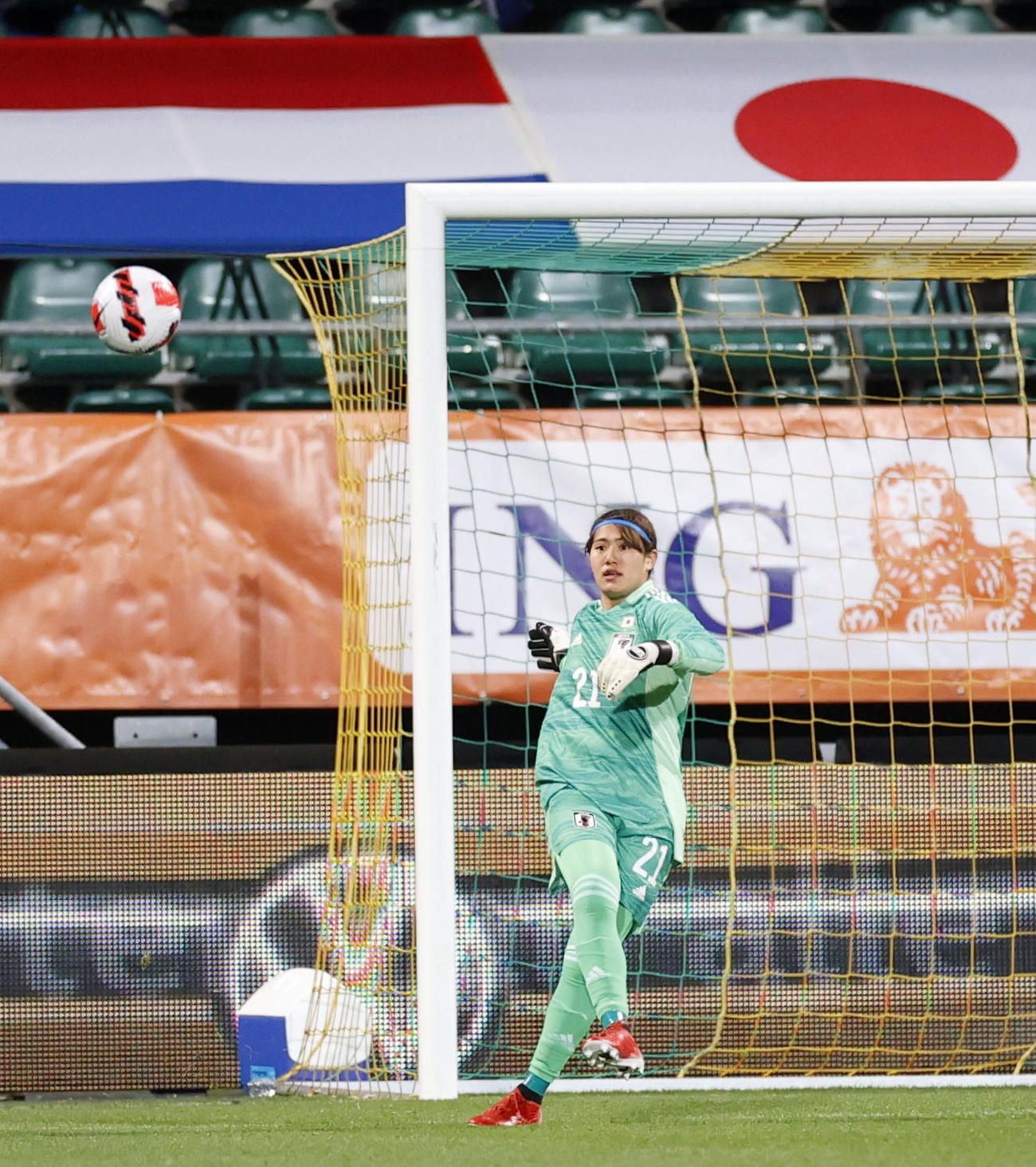 日本―オランダ　後半、パスを出すGK田中桃（共同）