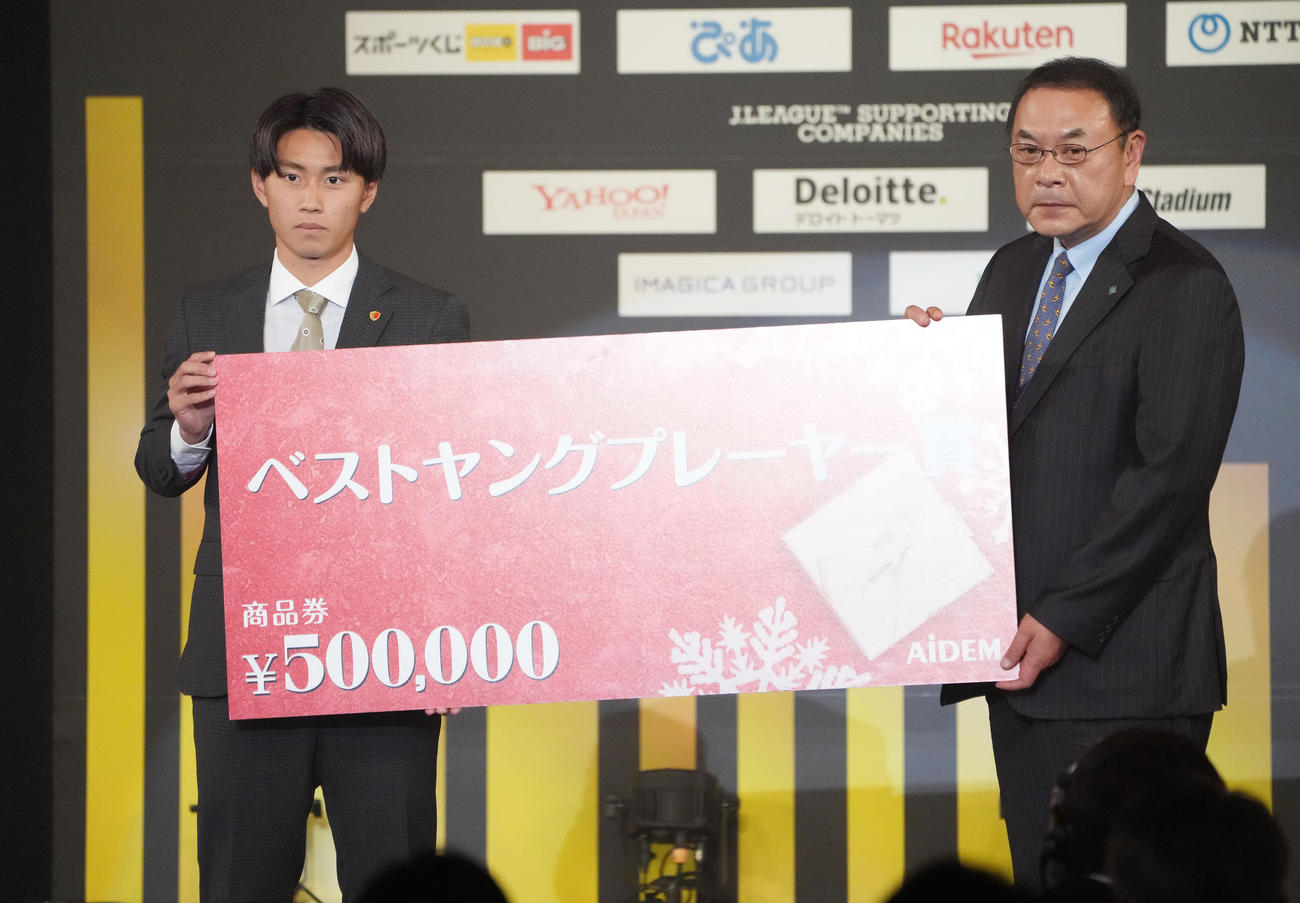 ベストヤングプレーヤー賞を受賞した鹿島荒木遼太郎（左）（2021年12月6日撮影）