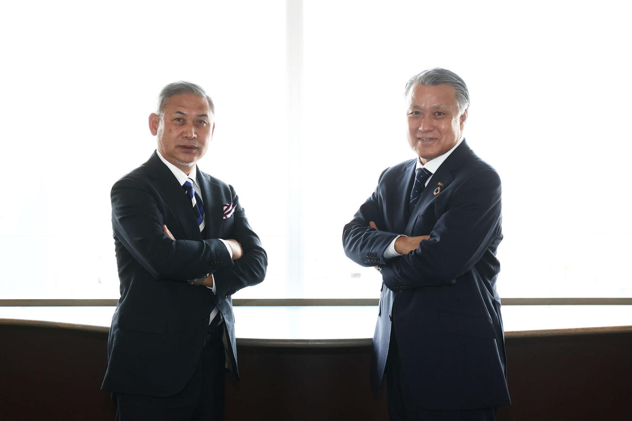 日本サッカー協会の女子委員長に就任した佐々木氏（左）は田嶋会長と記念撮影（C）JFA