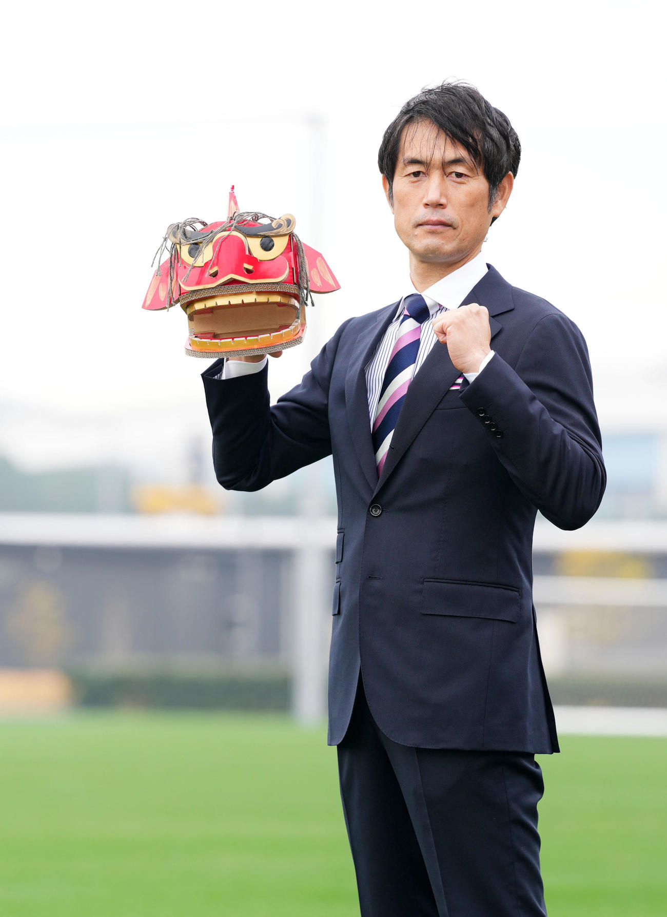 獅子舞を手に力強く拳を握るなでしこジャパンの池田監督（撮影・横山健太）