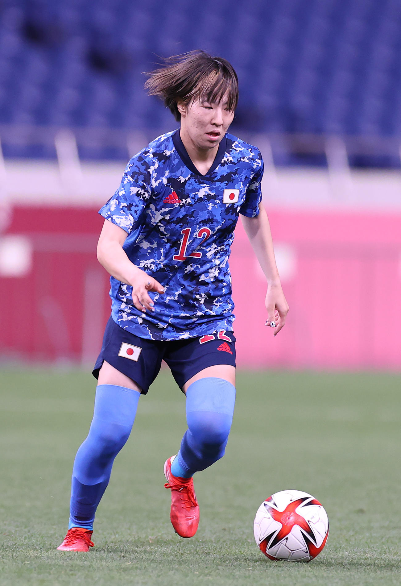 2020年東京五輪　サッカー　女子　準々決勝　日本対スウェーデン　後半、ドリブルする遠藤純（2021年7月30日撮影）