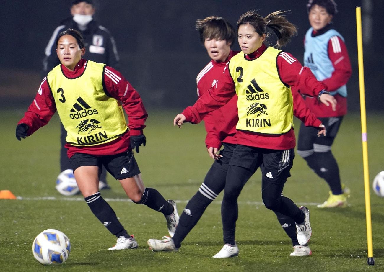 女子アジア杯に向けた合宿を開始し、調整する長谷川（手前右）ら（共同）