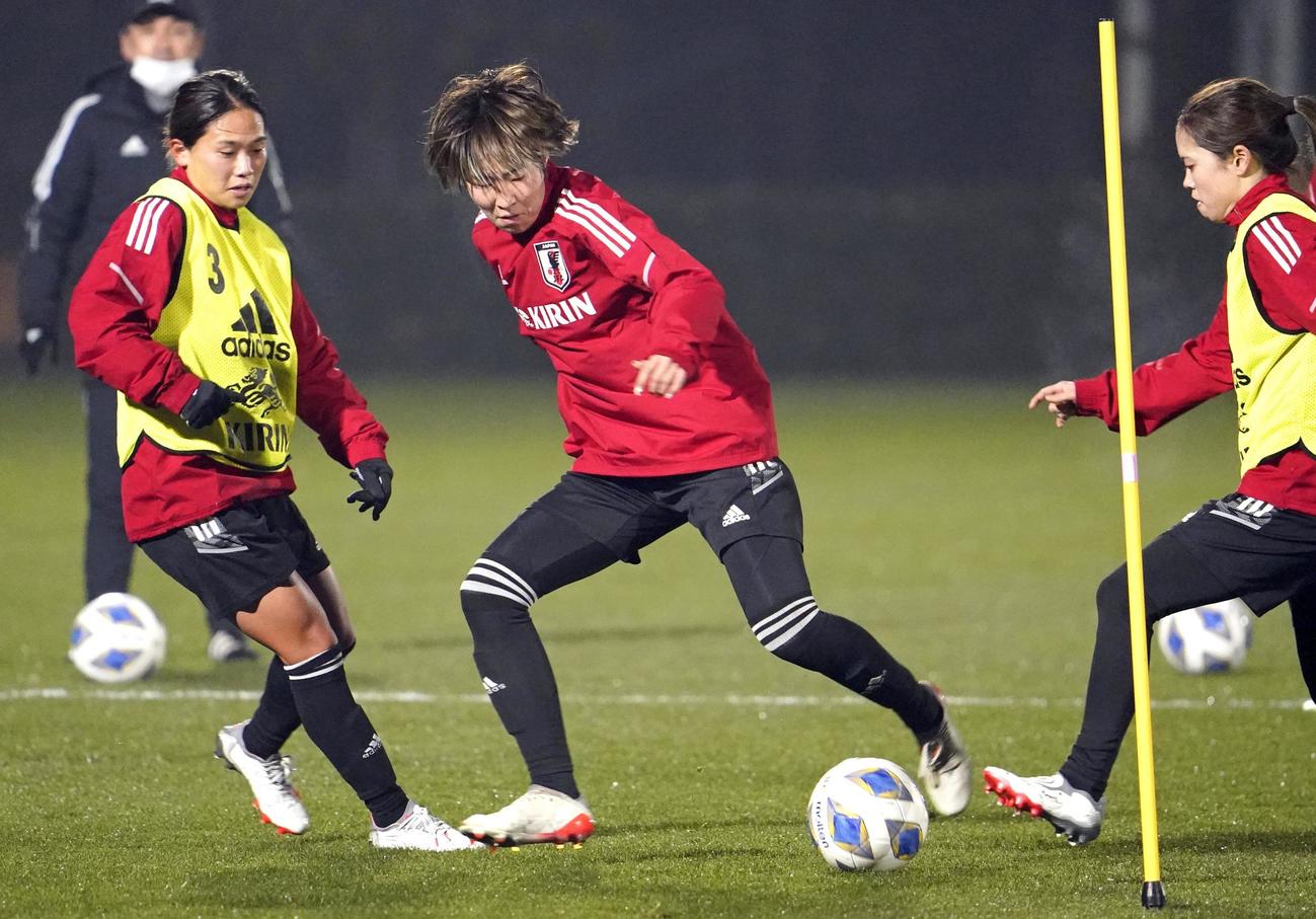 女子アジア杯に向けた合宿を開始し、調整する遠藤（中央）ら（共同）