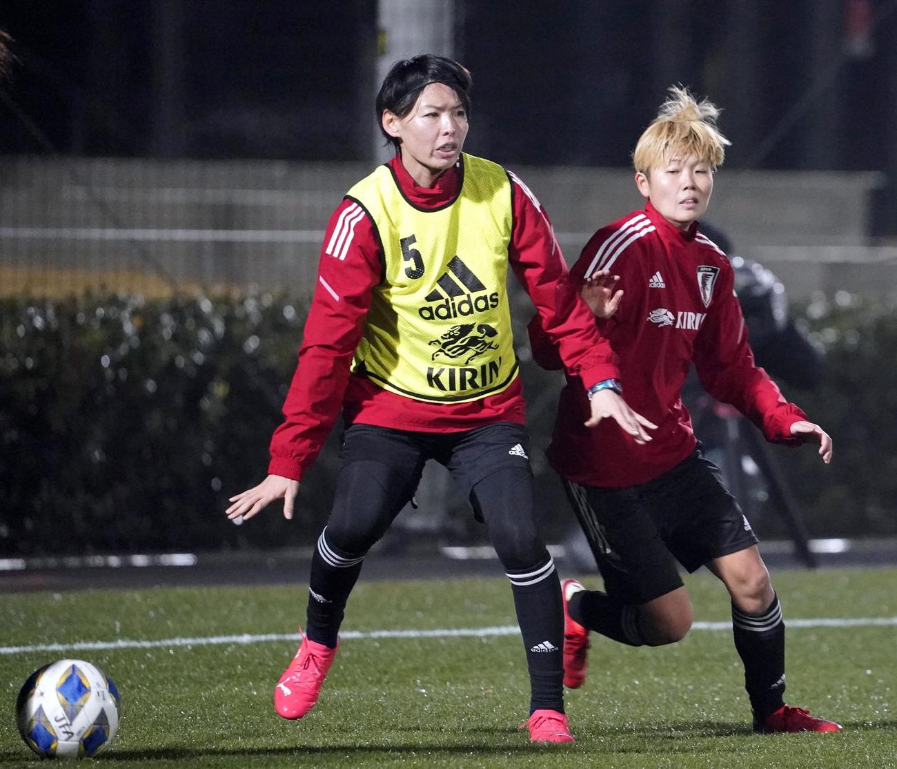 女子アジア杯に向けた合宿を開始し、調整する熊谷（左）ら（共同）