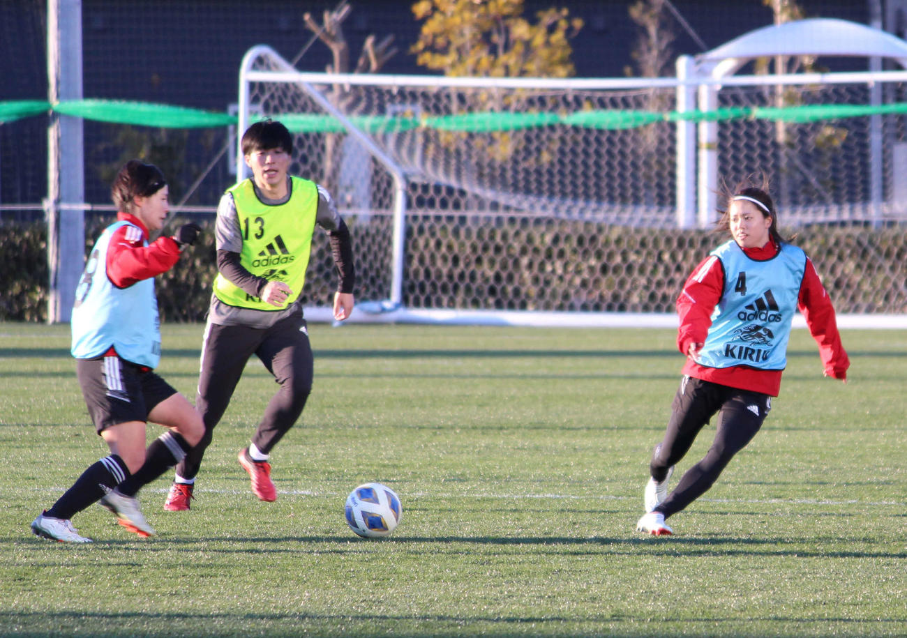 紅白戦でボールを追う、なでしこジャパンMF長谷川（右）