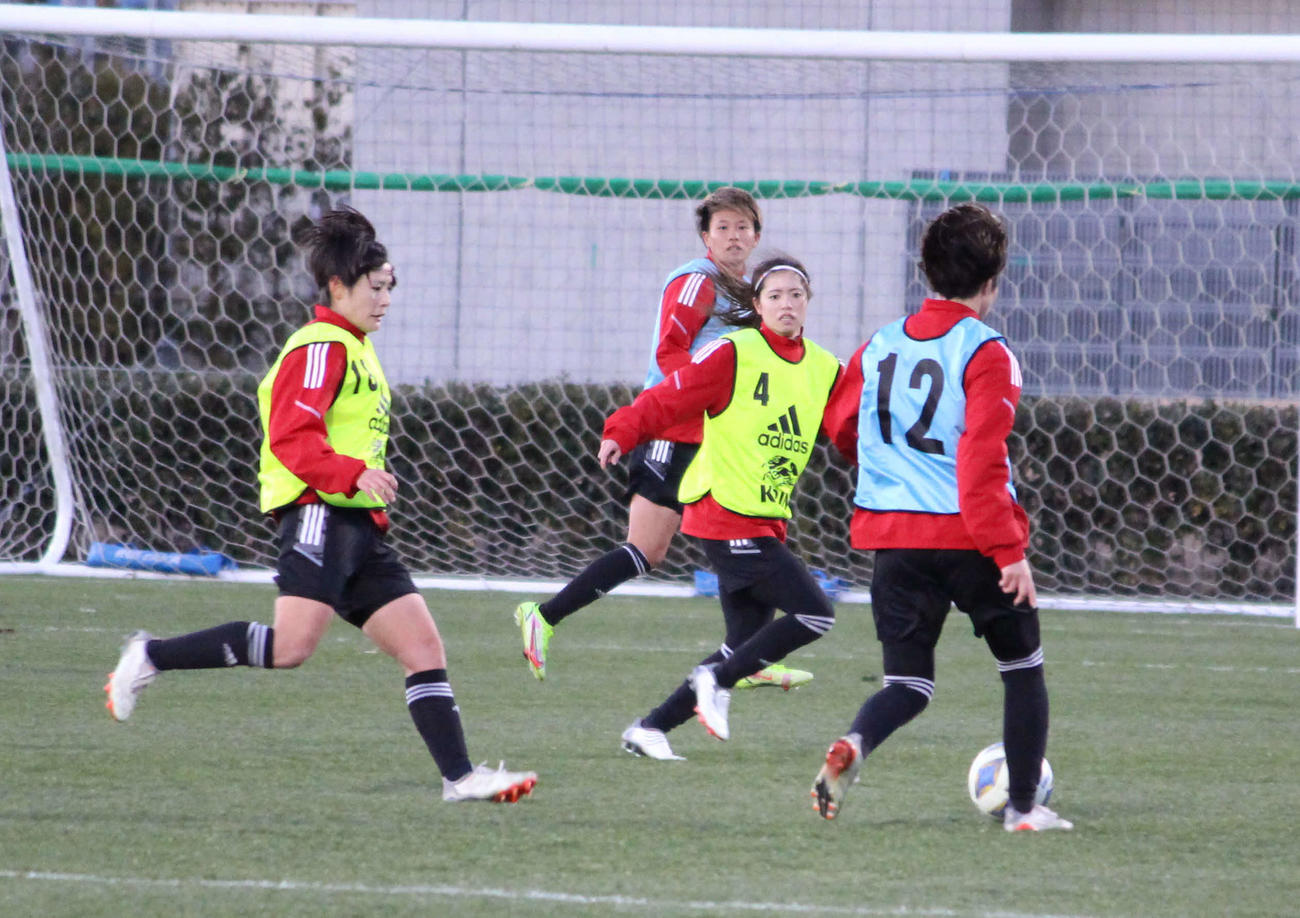 紅白戦でボールを追う、なでしこジャパンMF長谷川（右から2人目）