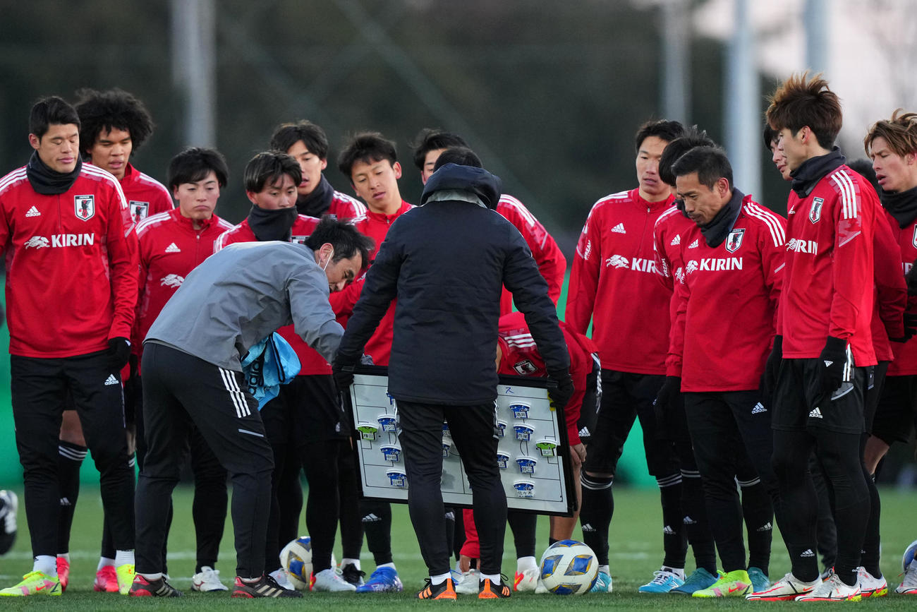練習メニューを確認する日本代表イレブン（撮影・横山健太）
