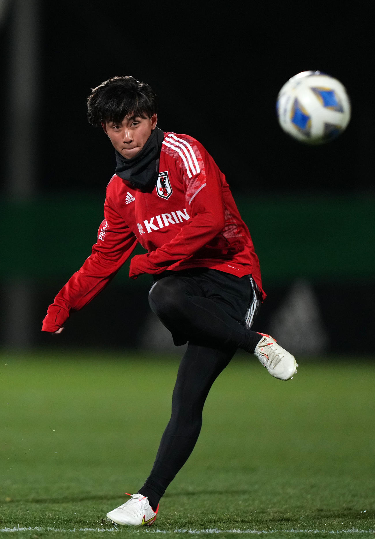 シュート練習をする荒木（撮影・横山健太）