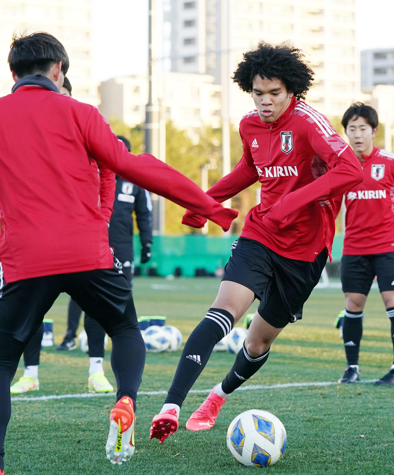 ボール回しで軽快な動きを見せるチェイス（撮影・横山健太）