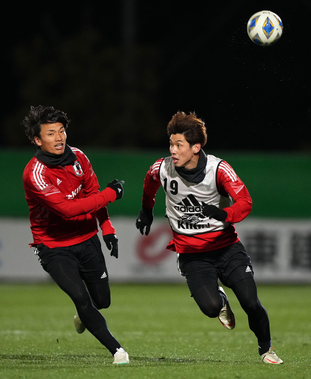 ボールを追う中谷（左）と大迫（撮影・横山健太）