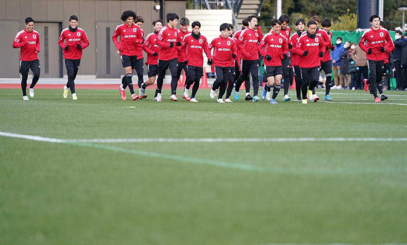 ランニングをする日本代表イレブン（撮影・横山健太）
