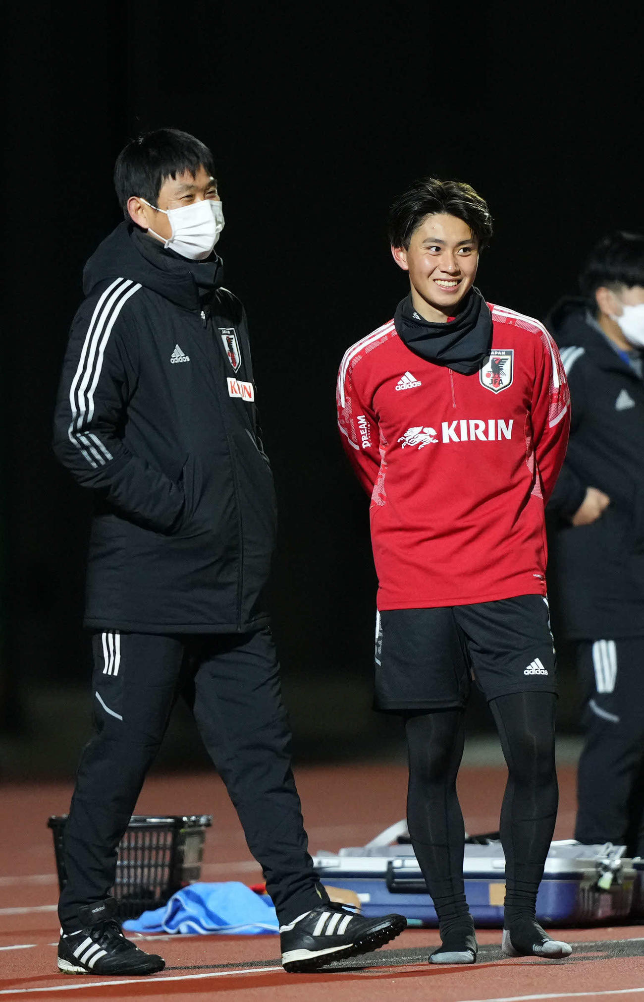 練習後、言葉をかわす森保監督（左）と荒木（撮影・横山健太）